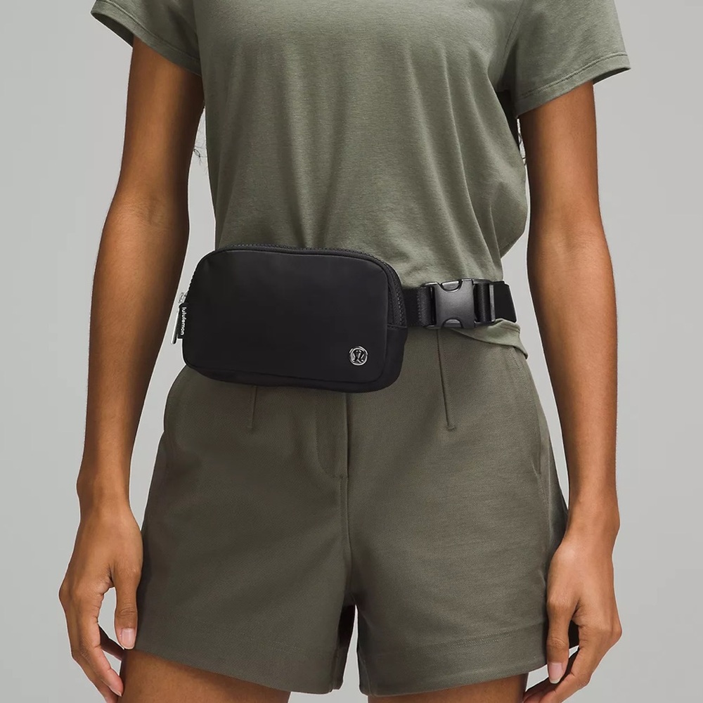 lululemon athletica Black Belt Bag Mini UNISEX - Picture 4 of 6